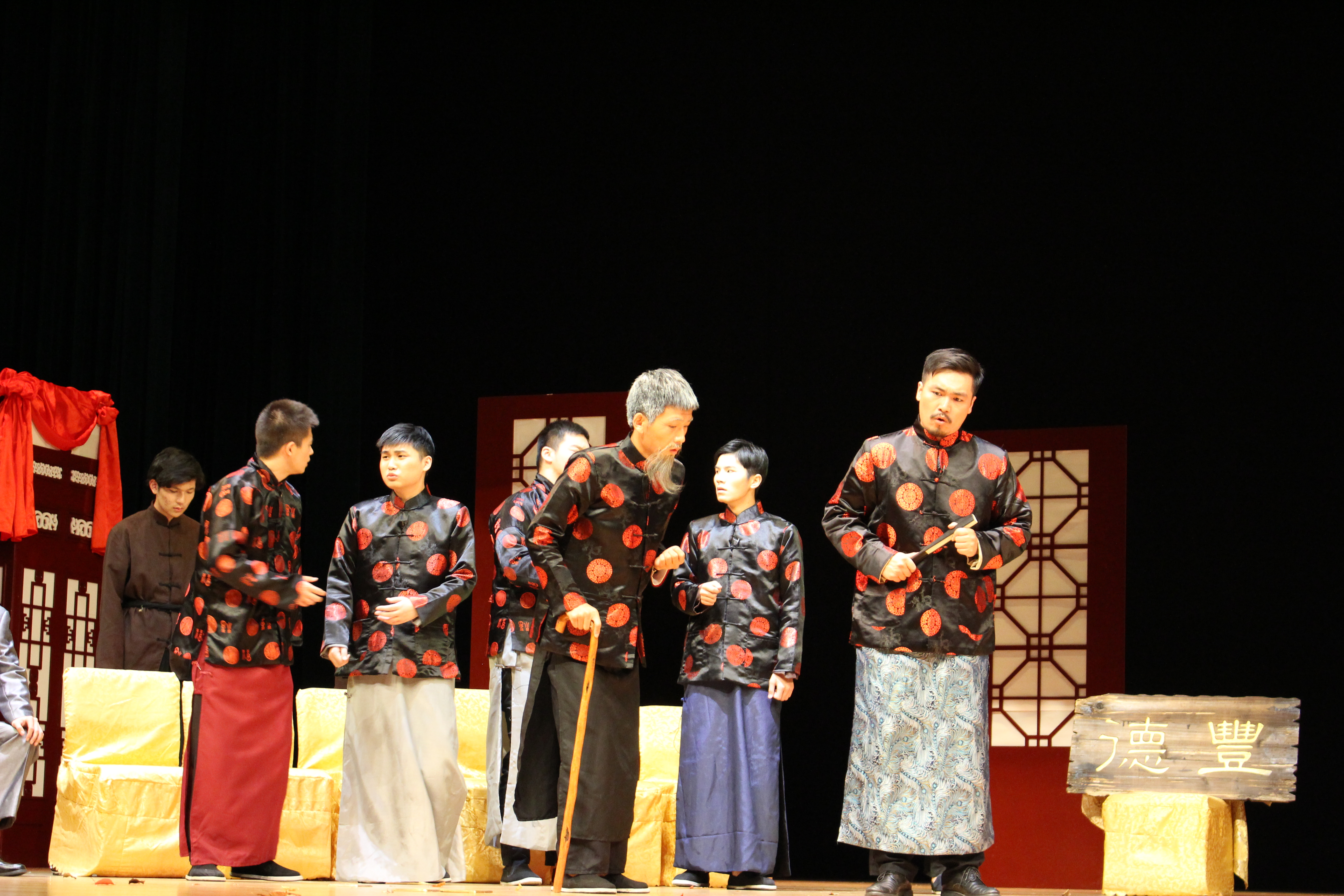 高雅艺术进校园——大型史诗话剧 《立秋》来我校举行专场演出